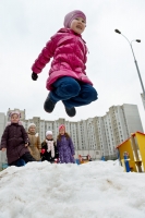 фотография высоко прыгающей девочки зимой на улице