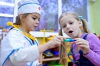 Дети играют в больницу в условиях детского сада