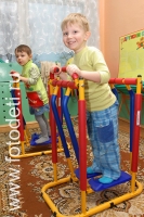 Упражнения для развития ног ребёнка, на фото дети занимаются спортом