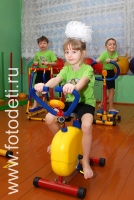 Настоящий фитнес в детском спортзале, на фото дети занимаются спортом