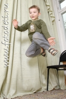 Дети очень высоко прыгают, забавные фотографии детей на сайте детского фотографа