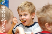 Ребёнок ест суп ложкой, дети кушают самостоятельно