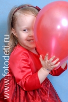Девочка прячется за шариком, фотографии детей в авторском  фотобанке