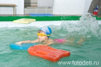 Девочка плавает в бассейне, фотка детского фотографа Губарева Игоря