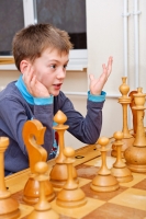 Дети любят играть в шахматы, даже, если не умеют этого делать.