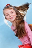 Чтобы оторвать модель от фона и оживить волосы использовался контровой свет от студийной вспышки, расположенной сзади ребёнка.
