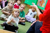 Дети на развивающих занятиях в английском детском саду. Малыши на фото детского фотографа Игоря Губарева.