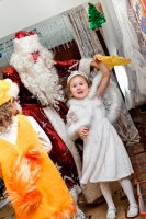 Дети любят показать свои таланты Деду Морозу и снегурочке. Дети на фотографиях детского фотографа Игоря Губарева.