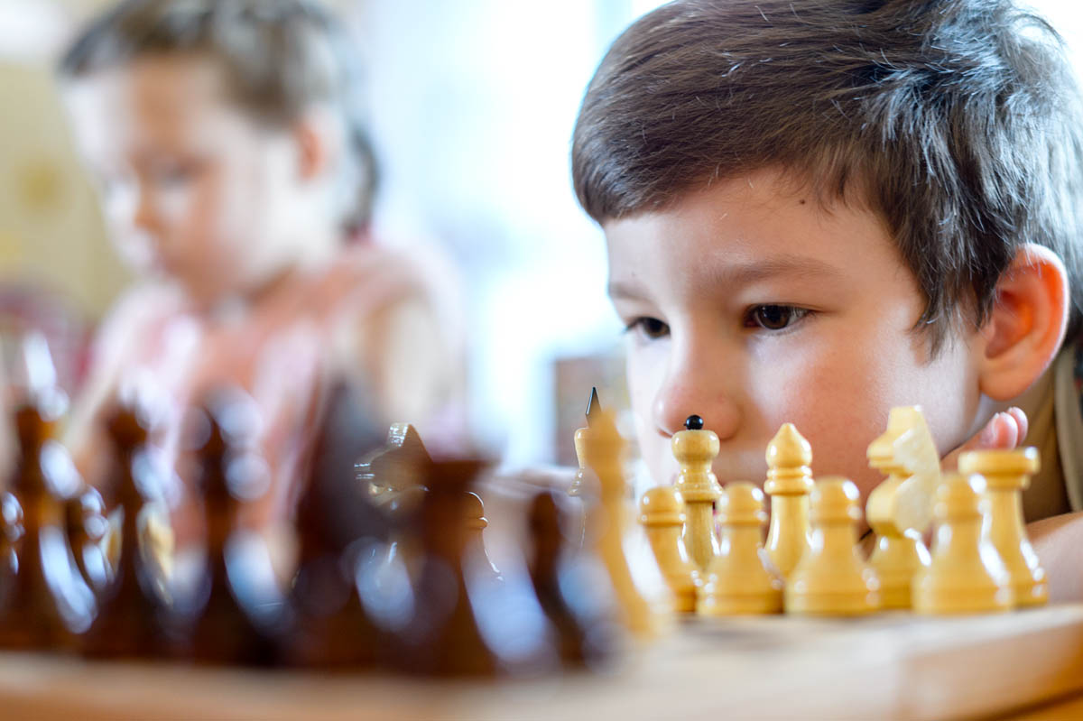 Живые эмоции детей в ходе игры в шахматы. Шахматы в детских садах Москвы.