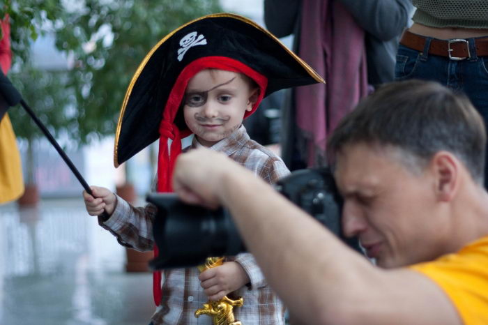 Пират  учится фотографировать