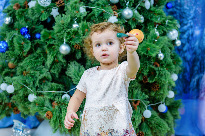 Маленькая леди берет в руки новогоднюю игрушку и становится феей! Самой доброй феей на свете!