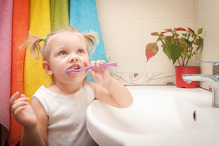 Любимая зубнушка чистит зубки...