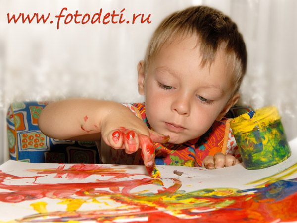 Автор фотографии: детский фотограф Игорь Губарев. Ребёнок рисует пальчиковыми красками.