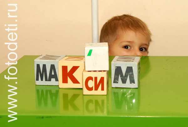 На фото дети учатся. Игры с кубиками Зайцева на занятиях в детском центре.