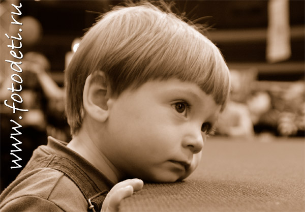 Фото из архива детского фотографа Игоря Губарева. Очень задумчивый мальчик.
