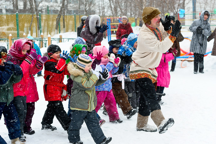  Живые фотографии дошкольников  во время праздника на свежем воздухе в садике в Москве