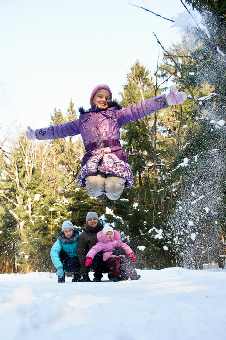 Семейная фотосъемка в зимнем лесу от профессионального фотографа