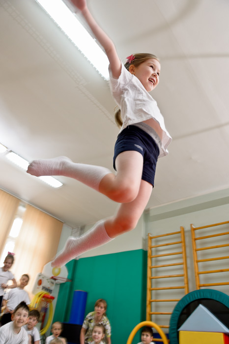 Фотография прыгающей девочки на физкультурном занятии 