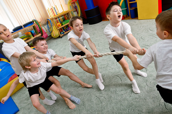 Развитие движений старшая группа. Спортивные занятия в детском саду. Физкультура в детском саду. Физкультура в детском садике. Подвижные игры для детей.