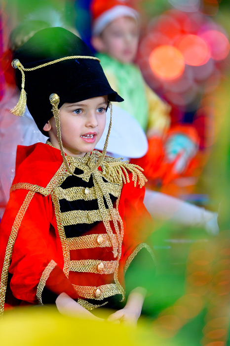 Мальчик в костюме гусара на детском празднике