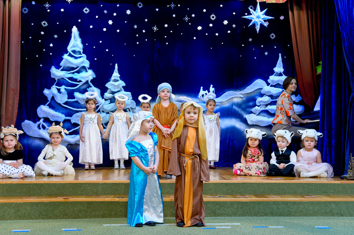 Для празднования рождества на сцене английского детского сада создаются специальные декорации