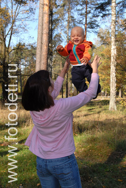 Общение детей. Фото ребёнка с мамой в лесу.