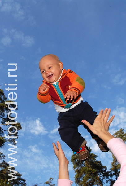 Физическое развитие детей. Очень динамичные фотографии высоко прыгающих дошкольников.