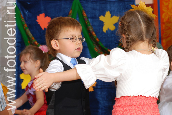 Фотографии детей из архива детского фотографа. Мальчик с девочкой кружатся в танце.