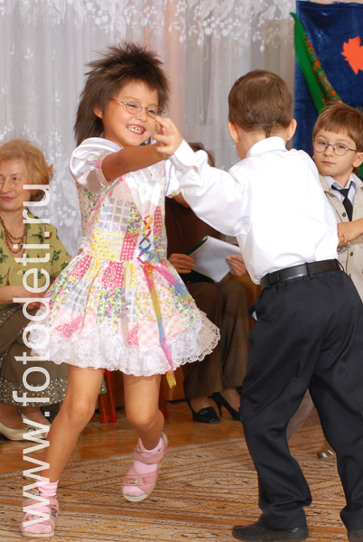 Фотографии детей из архива детского фотографа. Очень динамичный танец детей.