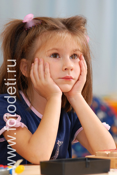 Фотографии детей на авторском сайте детского фотографа. Девочка на занятии в детском саду.