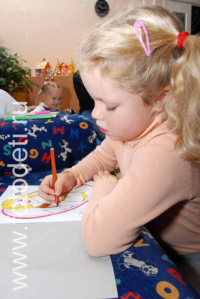 Эстетическое развитие детей. Девочка рисует фломастером.
