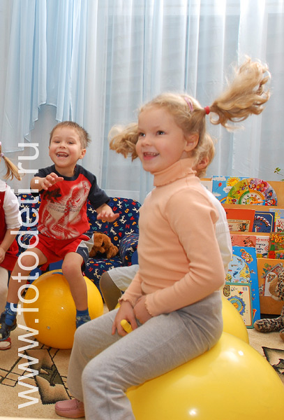 Фотографии детей в галере сайта фотодети.ру. Подвижные игры для дошкольников в детском саду.