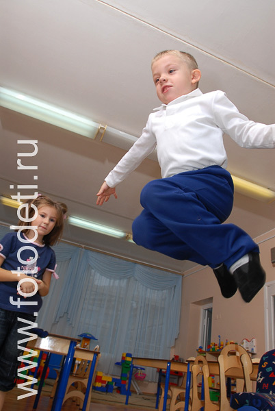 Детский фитнес. Фотки высоко прыгающих малышей.