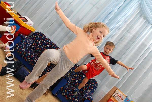 Дети занимаются физкультурой и спортом. спортивные занятия для дошкольников в Детских учреждениях.
