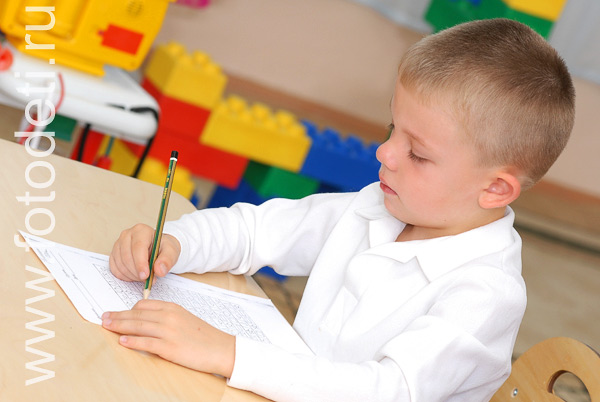 Фотографии детской игры: Ребёнок с карандашом в руках.