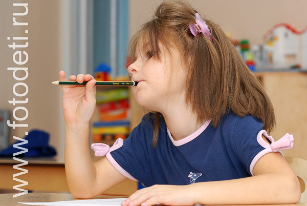 Фотографии детей в галере сайта фотодети.ру. Девочка с карандашом на развивающих занятиях.