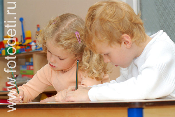 На фото дети в процессе обучения: Дети пишут.