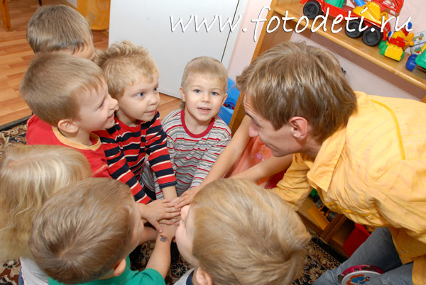 Фотография с детьми: Мужчина-педагог играет с детьми в игры на сплочение детской группы.