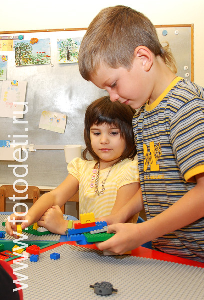 Фото детей в игре: Мальчик с девочкой играют в lego.