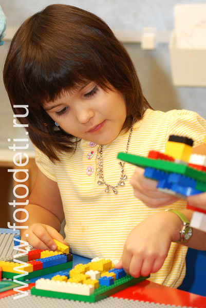 Фотография играющих детей: Ребёнок с конструктором lego.