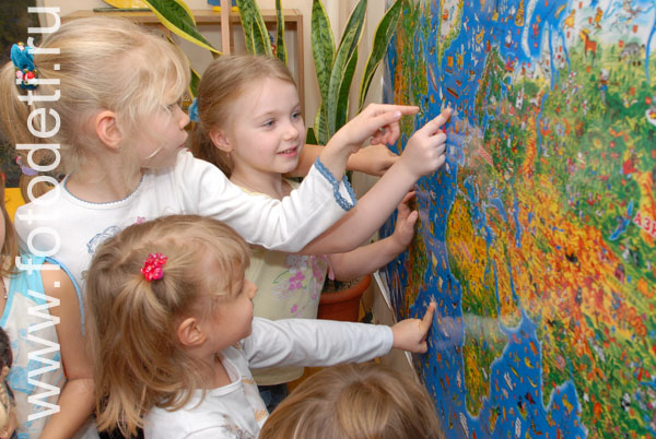 Фотографии детей в галере сайта fotodeti.ru / Физическая карта мира с рисунками животных.