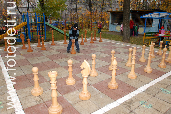 Дети на фото детского фотографа: Очень большие шахматы.