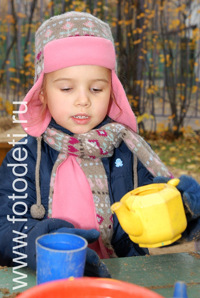 Фотографии детей на авторском сайте детского фотографа. Девочка играет с кукольной посудой.