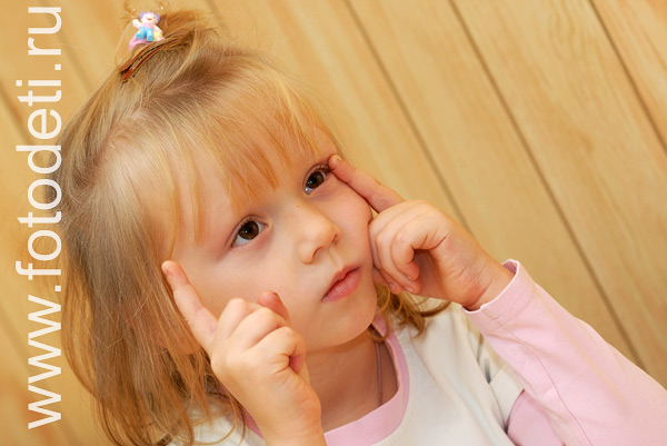Фотографии детей из архива детского фотографа. Девочка показывает на пальцах цифру один.