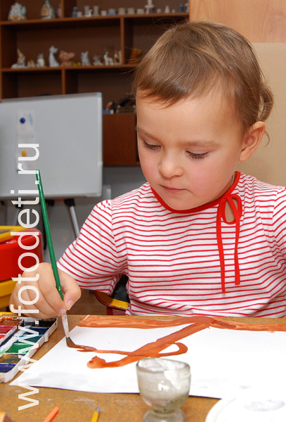 Творческое развитие детей. Ребёнок рисует красками дерево.