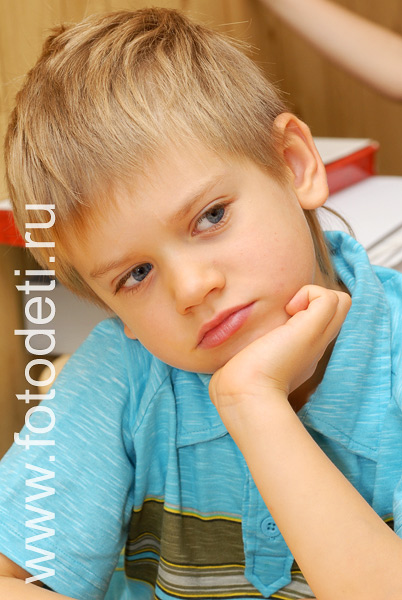 Дети на фото детского фотографа: Мальчик внимательно слушает учителя.