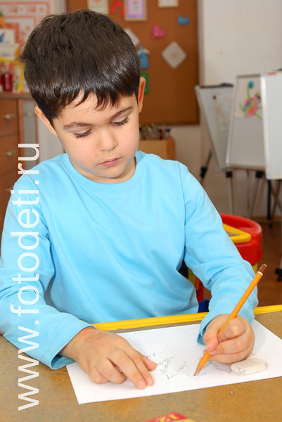 Творческое самовыражение детей. Мальчик рисует карандашом.