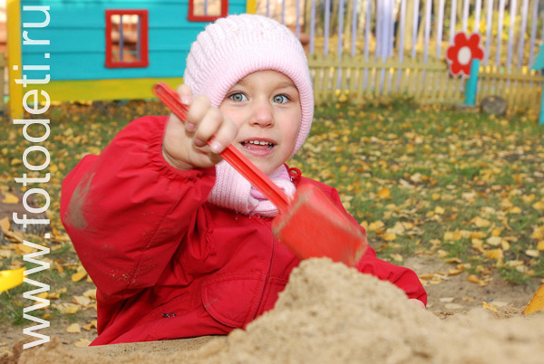 Фотографии детей. Девочка в песочнице.