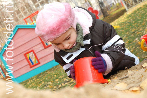 Фотографии детей в галере сайта fotodeti.ru / Игра в песочнице.