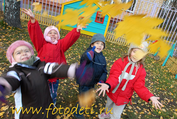 Фото детского фотографа Игоря Губарева. Дети пускают салют из листьев на детской площадке.